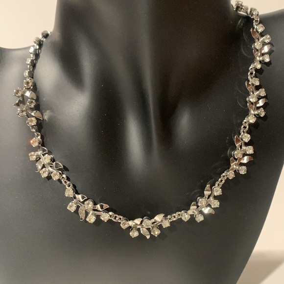 Jewelry - Vintage diamond/silver tone necklace.